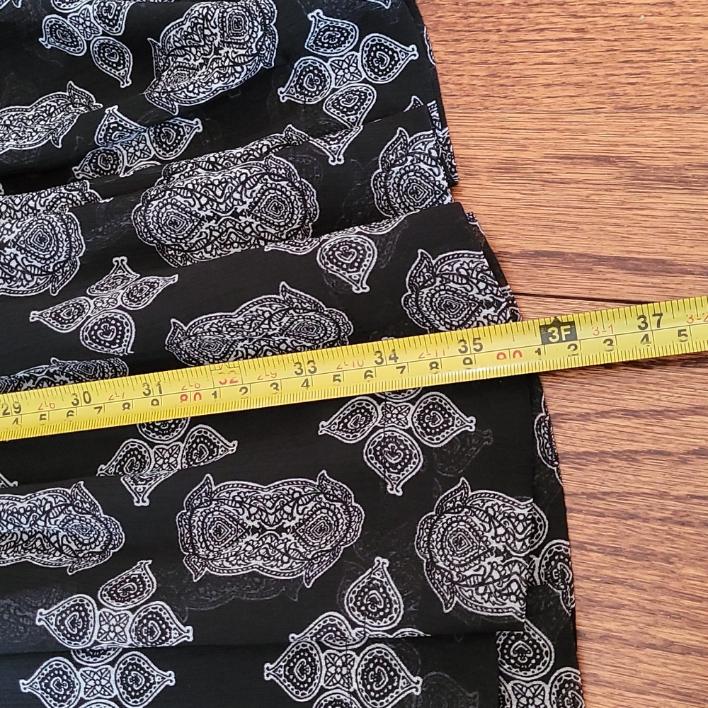 Rose and Olive Tiered Hemline Vee Neckline Graphic Print Dress - Size Medium - Picture 12 of 14